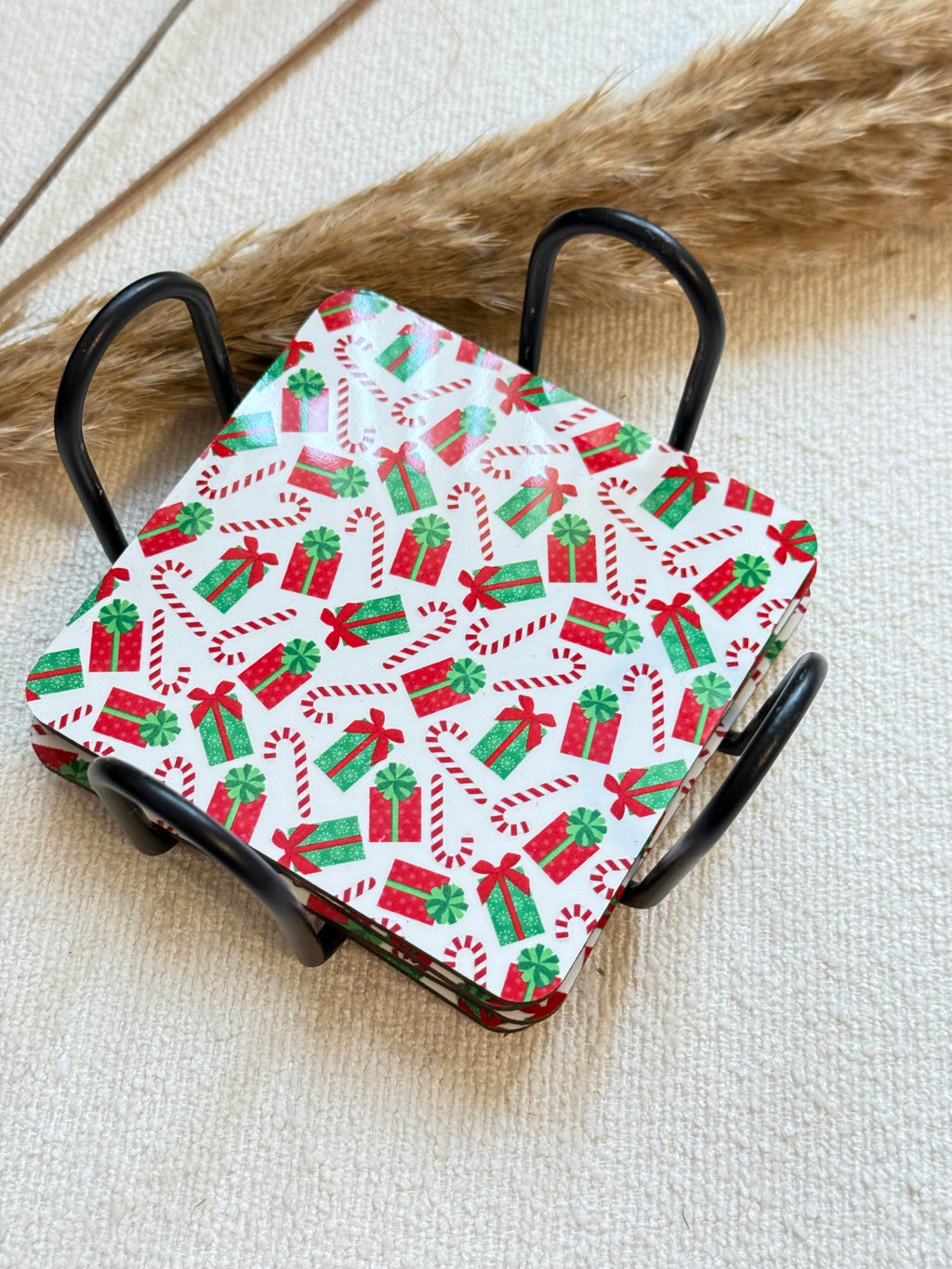 Kerst Onderzetters – Set van 4| Cadeautjes & Candy Cane Print | Feestelijke Tafeldecoratie
