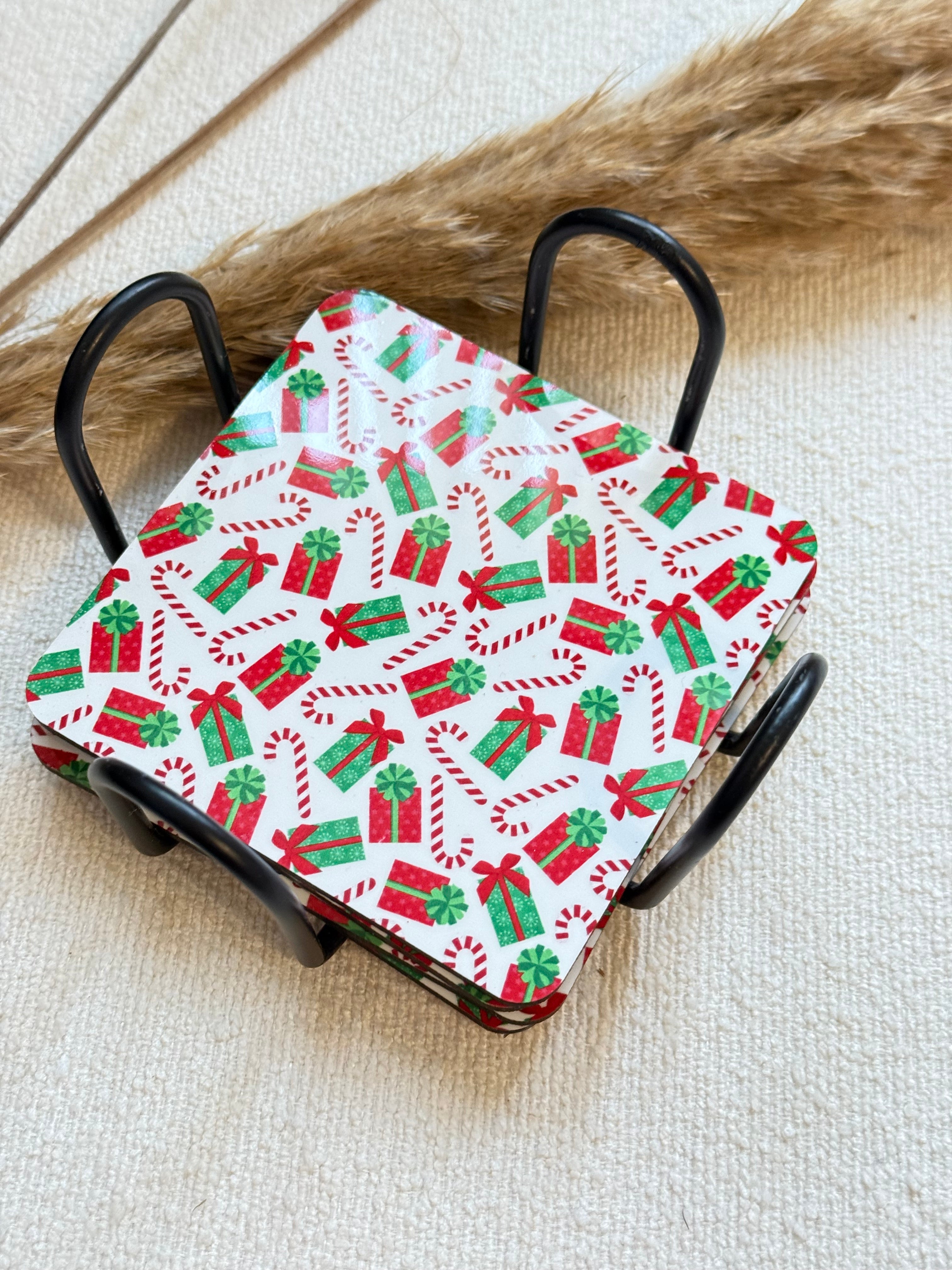 Kerst Onderzetters – Set van 4| Cadeautjes & Candy Cane Print | Feestelijke Tafeldecoratie