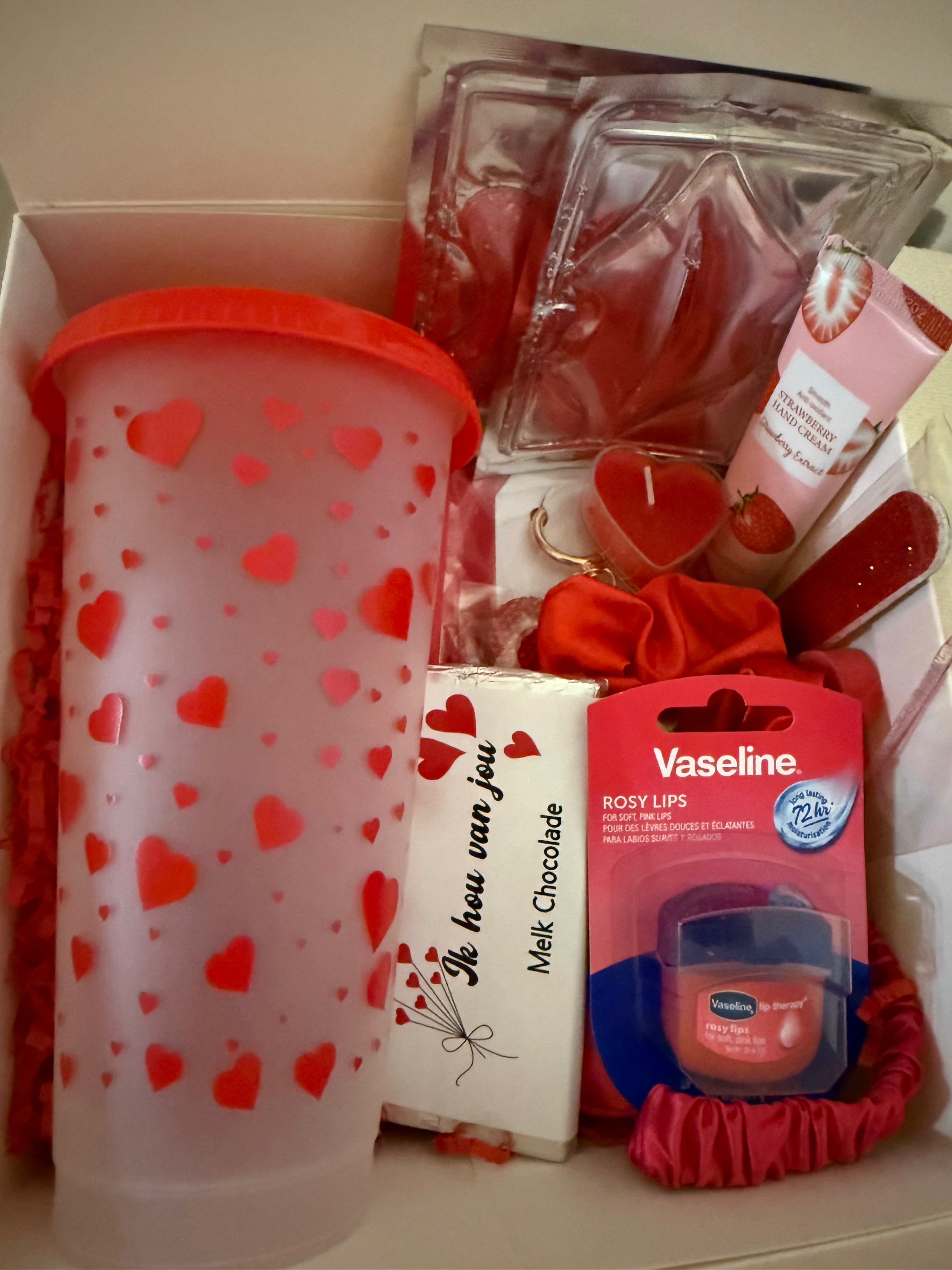 Valentijn giftbox | Plastic hartjesdesign beker |