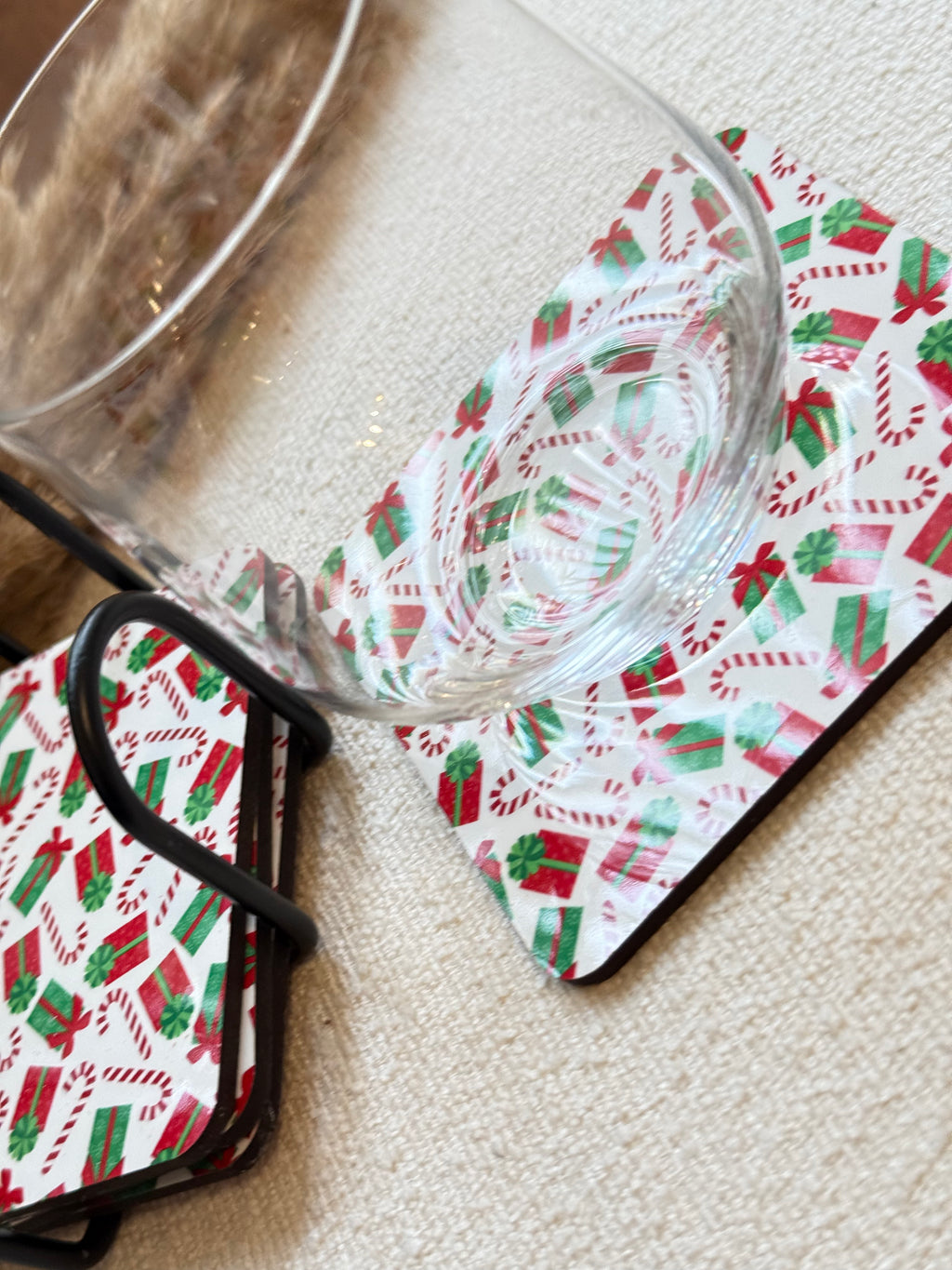 kerst onderzetters, kerst decoratie, cadeautjes print, candy cane coaster, feestelijke tafel accessoires, kerst cadeau idee, kersttafel decoratie