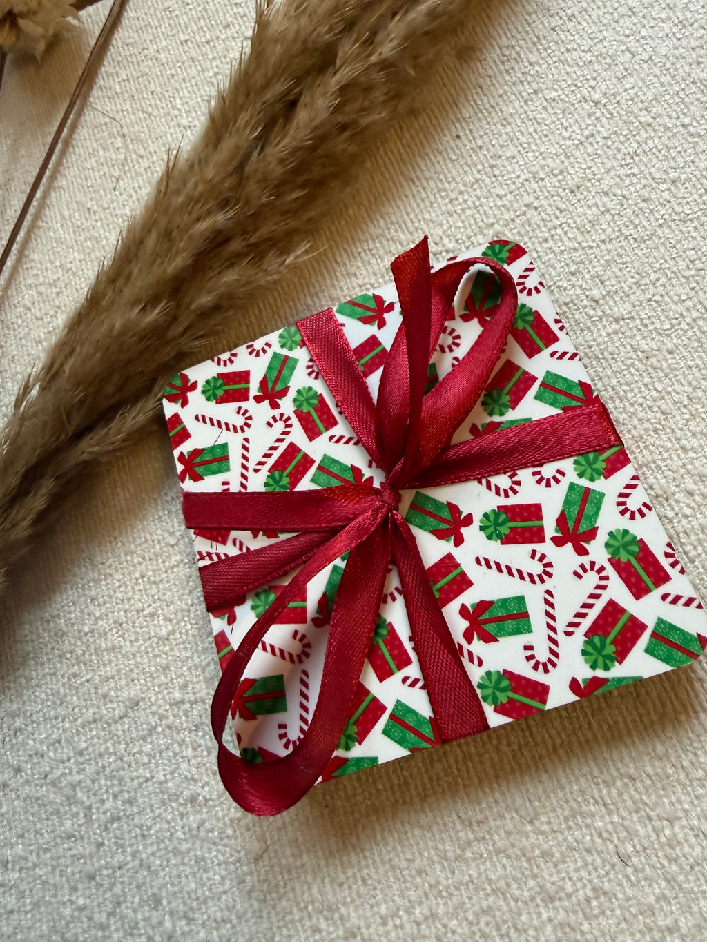 kerst onderzetters, kerst decoratie, cadeautjes print, candy cane coaster, feestelijke tafel accessoires, kerst cadeau idee, kersttafel decoratie