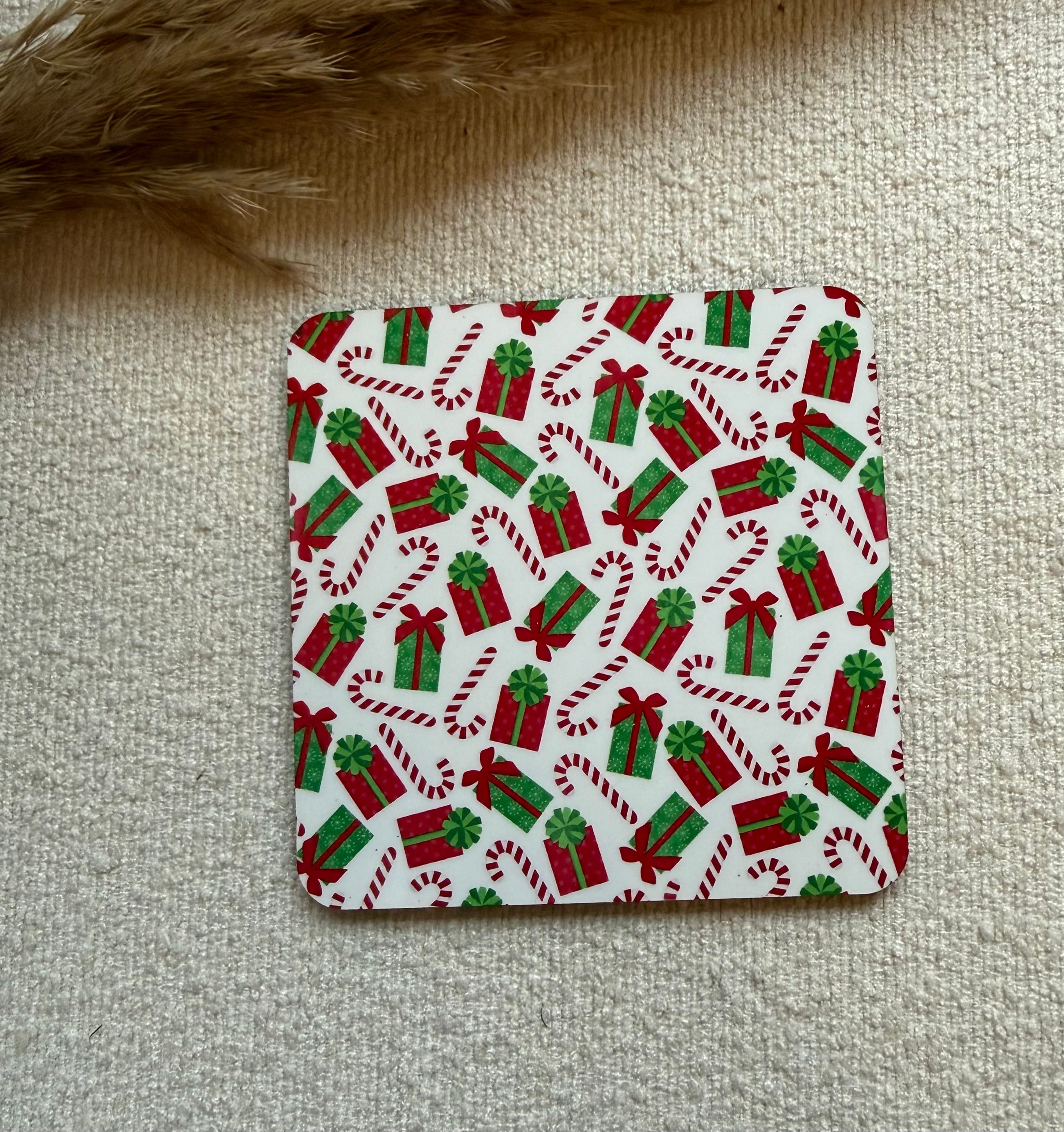 kerst onderzetters, kerst decoratie, cadeautjes print, candy cane coaster, feestelijke tafel accessoires, kerst cadeau idee, kersttafel decoratie