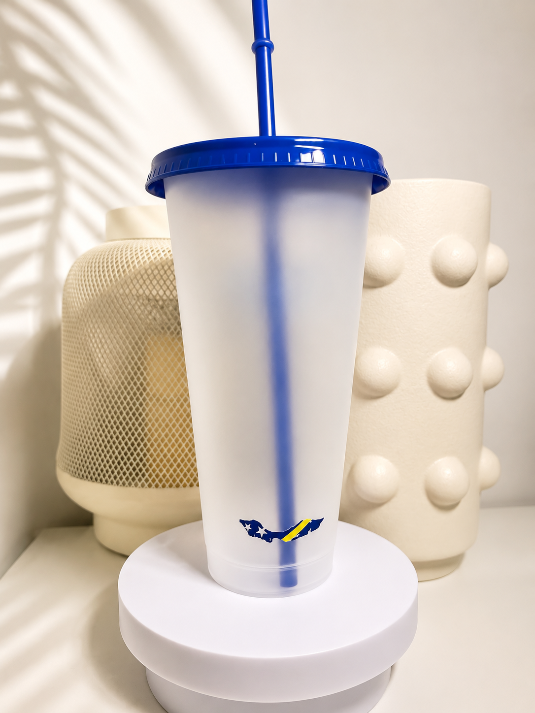 Curaçao beker met blauw deksel en rietje 24 oz
Herbruikbare Curaçao drinkbeker met rietje
Kòrsou beker als souvenir en cadeau
Curaçao tumbler voor koude dranken
Blauwe Curaçao beker met deksel. korsou Willemstad bluewave mama wak