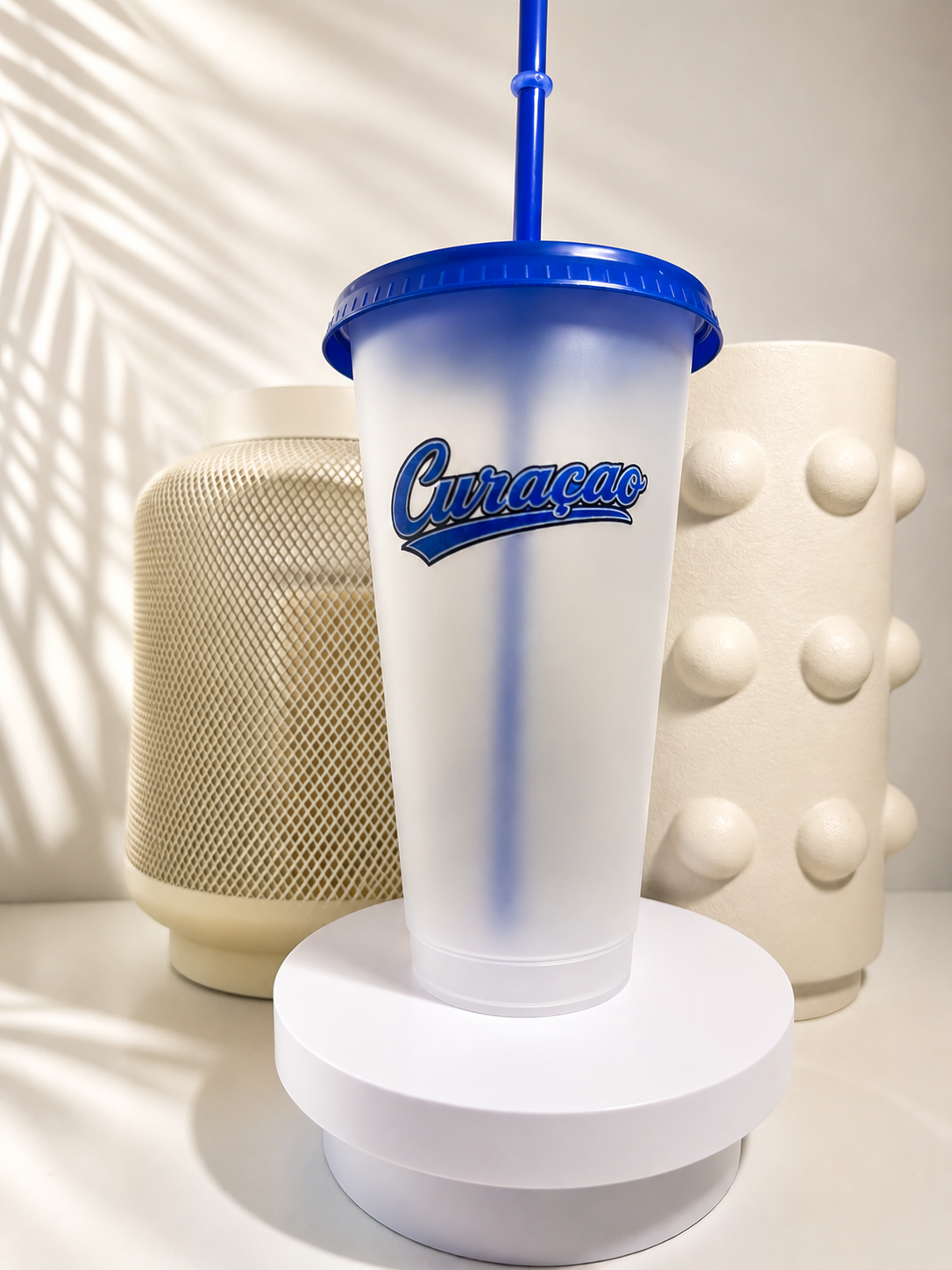 Curaçao beker met blauw deksel en rietje 710 ml
Herbruikbare Curaçao drinkbeker met rietje
Kòrsou beker als souvenir en cadeau
Curaçao tumbler voor koude dranken
Blauwe Curaçao beker met deksel
