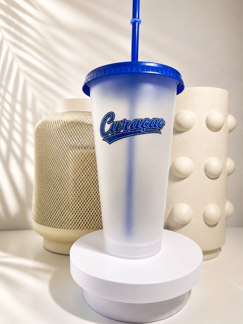 Curaçao beker met blauw deksel en rietje 710 ml
Herbruikbare Curaçao drinkbeker met rietje
Kòrsou beker als souvenir en cadeau
Curaçao tumbler voor koude dranken
Blauwe Curaçao beker met deksel