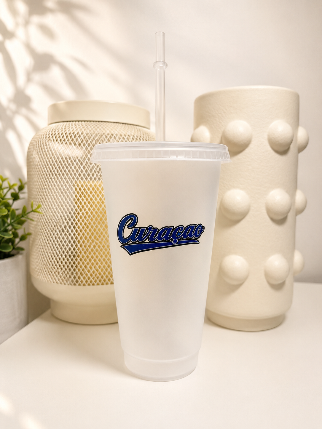 Curaçao beker met blauw deksel en rietje 24oz
Herbruikbare Curaçao drinkbeker met rietje
Kòrsou beker als souvenir en cadeau
Curaçao tumbler voor koude dranken
Blauwe Curaçao beker met deksel