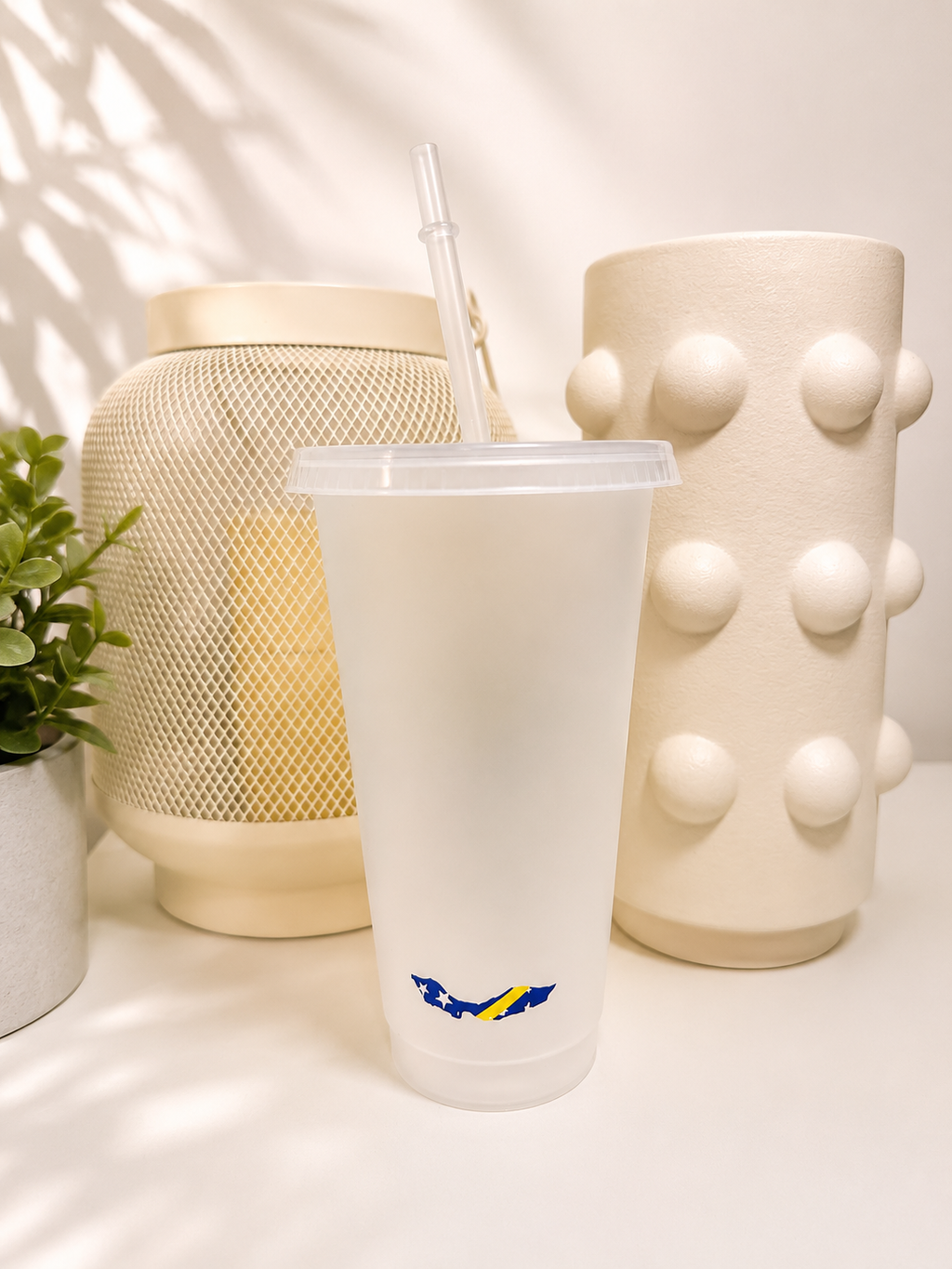 Curaçao beker met blauw deksel en rietje 24 oz
Herbruikbare Curaçao drinkbeker met rietje
Kòrsou beker als souvenir en cadeau
Curaçao tumbler voor koude dranken
Blauwe Curaçao beker met deksel